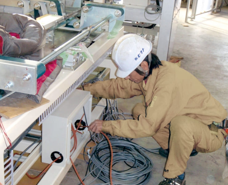 工場電気設備工事を行うイメージ